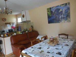 Dining - THUEYTS house located in a large plot with oleanders and palm trees (Thueyts)