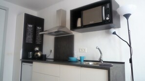 Refrigerador, microondas, parrilla de estufa y cafetera y tetera 