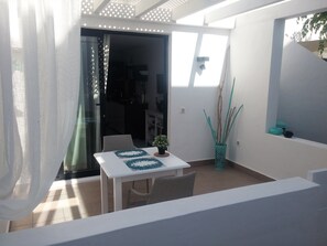 Outdoor dining - Casita Jardin Secreto, quiet terrace and swimming pool, in Corralejo playa (Corralejo)