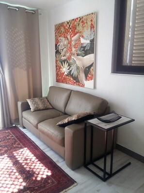 TV, books - Casita Jardin Secreto, quiet terrace and swimming pool, in Corralejo playa (Corralejo)