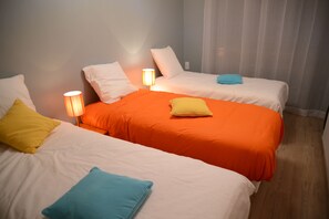 3 quartos, ferros/tábuas de passar roupa, berço de viagem