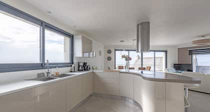 Exceptional sea view, heated indoor pool, spa, sauna.