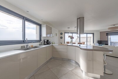 Exceptional sea view, heated indoor pool, spa, sauna. 