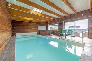 Indoor pool, a heated pool - Exceptional sea view, heated indoor pool, spa, sauna.  (Le Conquet)