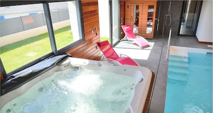 Maison vue mer exceptionnelle, piscine intérieure chauffée, spa, sauna.