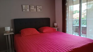 2 bedrooms, iron/ironing board, WiFi