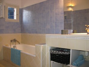 Badewanne, Haartrockner, Handtücher