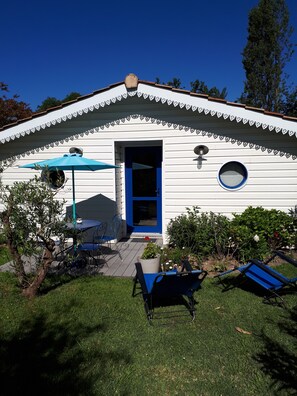 Property grounds - Wooden house Gironde Near Bordeaux, air-conditioned and quiet (Sallebœuf)