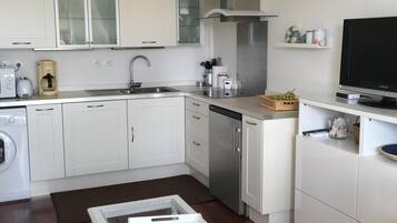 JÀÀkaappi, mikroaaltouuni, uuni, liesi