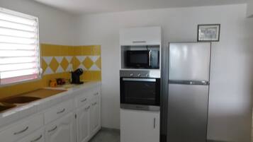 Fridge, microwave, oven, coffee/tea maker