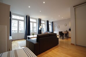 Tv, dvd-spelare, böcker och ett filmbibliotek