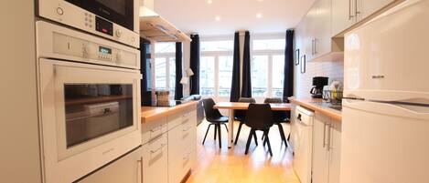 ثلاجة، ميكروويف، فرن، موقد طهي مسطح