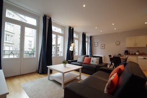 Tv, dvd-spelare, böcker och ett filmbibliotek