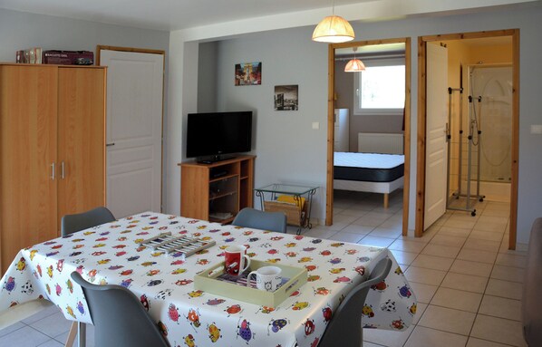 1 habitación, tabla de planchar con plancha y wifi gratis 