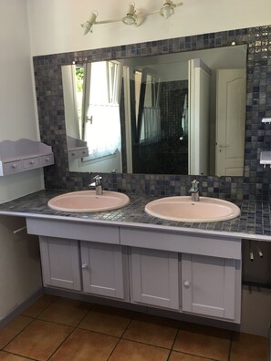 Shower, hair dryer -  St Charles Biarritz close to the beach and the Golf du Phare (Biarritz)