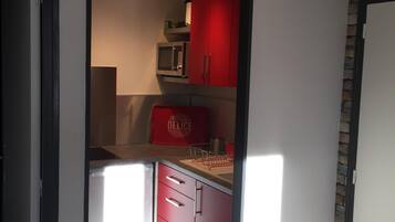 Kühlschrank, Mikrowelle, Herdplatte, Wasserkocher mit Kaffee-/Teezubehör