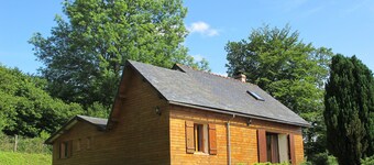 Wooden house with bird sounds on quiet property with free fishing