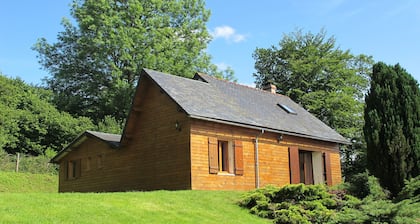 Wooden house with bird sounds on quiet property with free fishing