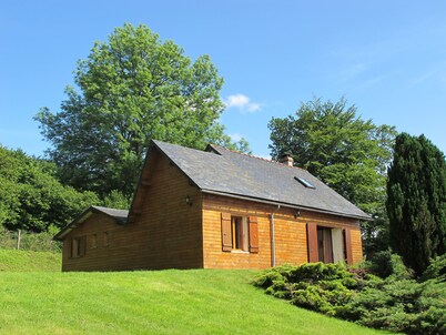 Wooden house with bird sounds on quiet property with free fishing