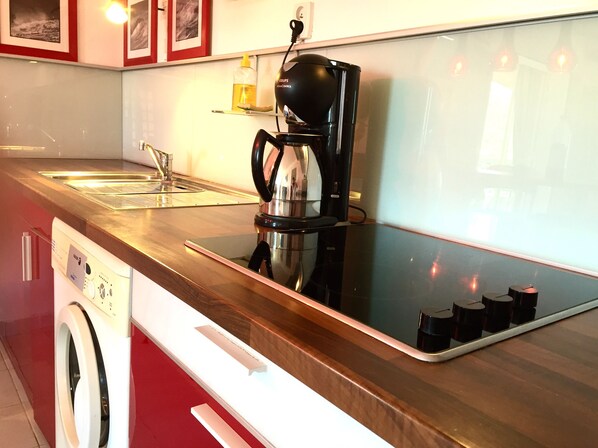 Jääkaappi, mikroaaltouuni, liesi, kahvin-/teenkeitin