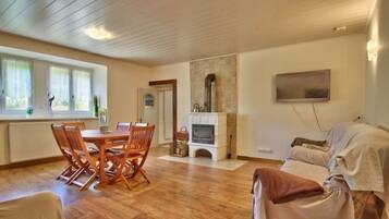 Televisie, een dvd-speler en boeken