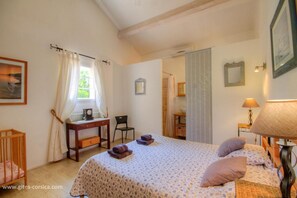 4 makuuhuonetta, työpöytä, silitysrauta/-lauta, vauvan matkasänky