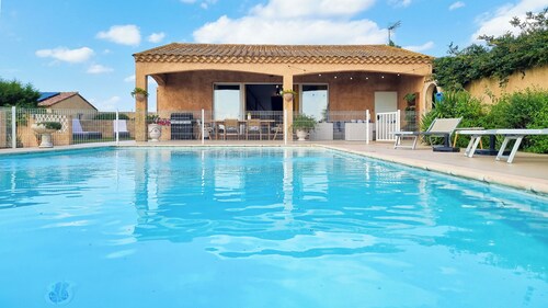 Landvilla, auf 20 ha Wiesen, 2 Schlafzimmer + Mezzanine 3SDB Klimaanlage Pool