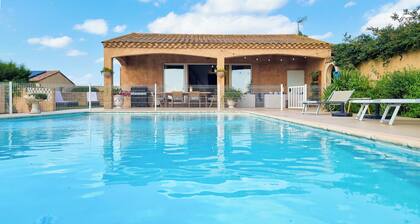 Landvilla, auf 20 ha Wiesen, 2 Schlafzimmer + Mezzanine 3SDB Klimaanlage Pool