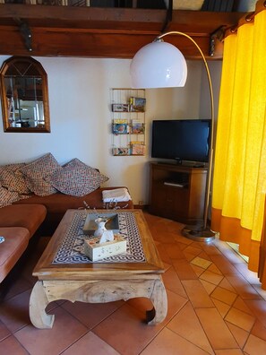 智能电视、乒乓球、书、办公室