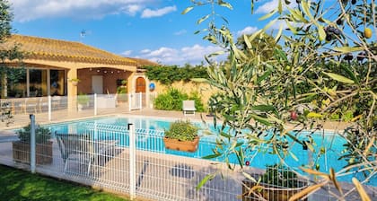 A 10 kms d Arles en campagne , 2 chambres doubles + 3 couchages , clim piscine.