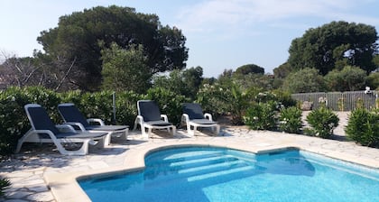 Belle villa avec piscine et vue mer, Ă 1km de la plage