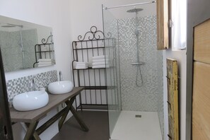 Dusche, Haartrockner, Handtücher, Toilettenpapier