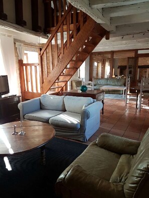 Fernseher, Kamin, Tischtennisplatte