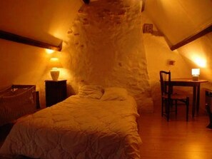 5 bedrooms, iron/ironing board, Internet