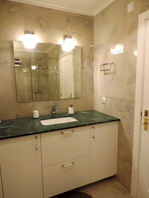 Shower, hair dryer, bidet, towels - Apartment in downtown FARO offering comfortable and Beautiful Views (Faro)