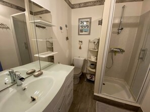 Shower, hair dryer, towels - CESSERAS VILLAGE HOUSE "LE PORTAL BLEU" (Cesseras)