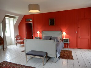 5 bedrooms, iron/ironing board, travel crib, WiFi