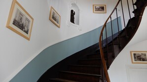 Eine Treppe mit einer Holzhandläufe und einer blauen Akzentwand.