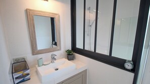Baignoire, sèche-cheveux, serviettes fournies, papier toilette