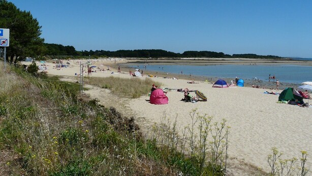 A beach with tents and people relaxing. - Sea view apartment La trinité sur mer (La Trinité-Sur-Mer)