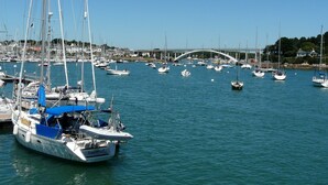 A marina with multiple sailboats docked. - Sea view apartment La trinité sur mer (La Trinité-Sur-Mer)