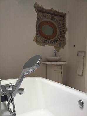 Badewanne, Haartrockner, Handtücher, Seife