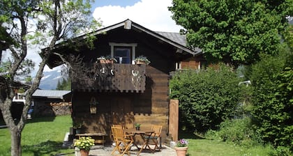 Típico chalet de madera antiguo valle de Chamonix