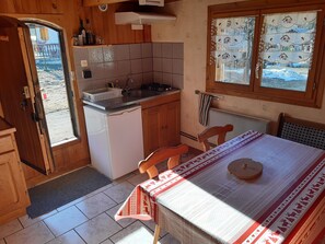 Fridge, microwave, oven, coffee/tea maker