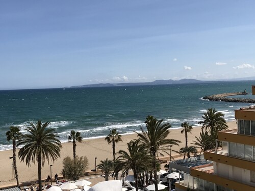 Costa Brava Roses beachfront on the beach with swimming pool 60 m2, 2ch 