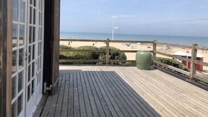 A wooden deck with a view of the beach and ocean. - Typical Norman house on the beach - sea view - big garden - perfect location (Benerville-Sur-Mer)