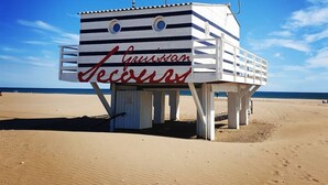 Een strandwachttoren met de naam 'Grissan Seafront'.