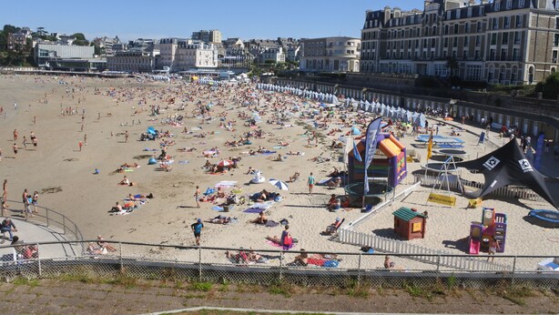 A crowded beach with a fence separating the sand from the promenade. - House on the heights of Dinard, 900 m from the beach in a quiet subdivision. (Dinard)