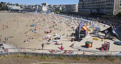 House on the heights of Dinard at 900 m from the beach in a quiet subdivision.