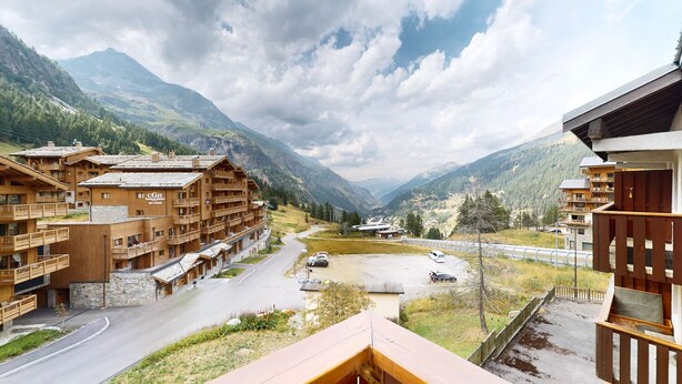 A mountain lodge with multiple wooden buildings, a parking area, and a view of the surrounding mountains. - Duplex, 2 rooms + Cabin in Tignes, ski-in/ski-out, family area (Tignes)